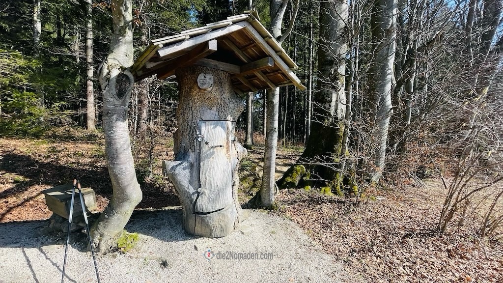 ein Kühlschrank im Baum beim Rastplatz