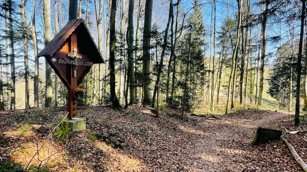gut gepflegtes Marterl am Panoramahöhenweg