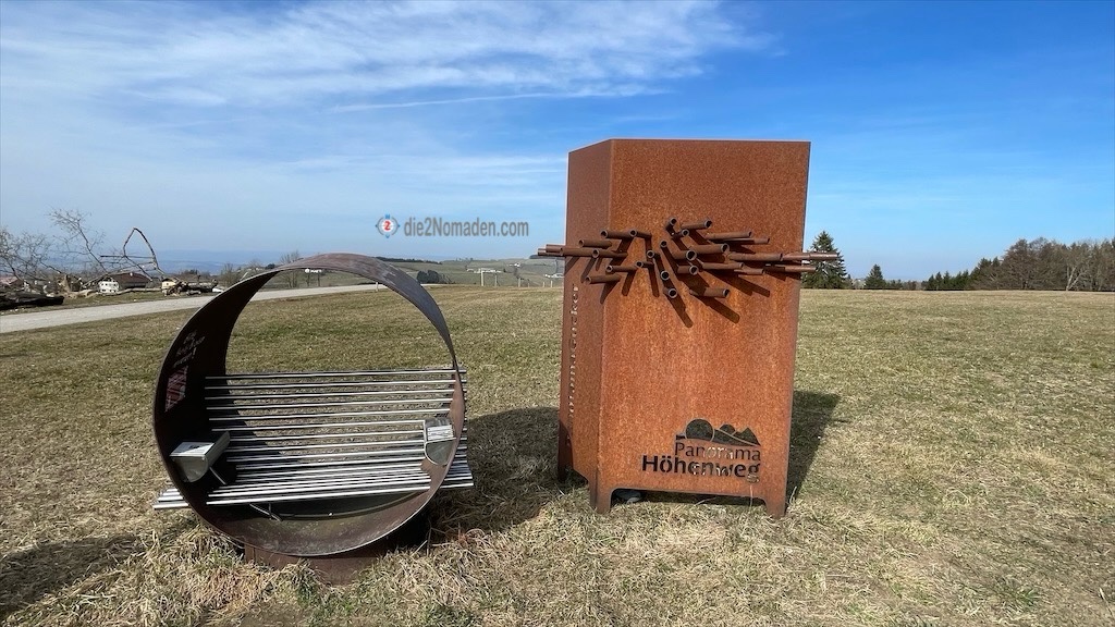 extravagante Sitzmöglichkeit am Panoramahoehenweg samt Logo