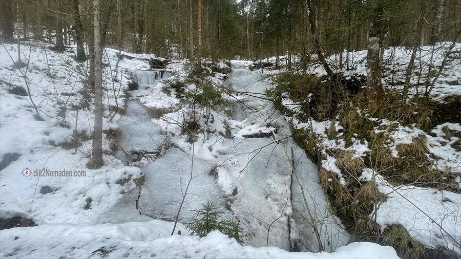 zu Eis gewordener Zulauf samt kleinem Wasserfall