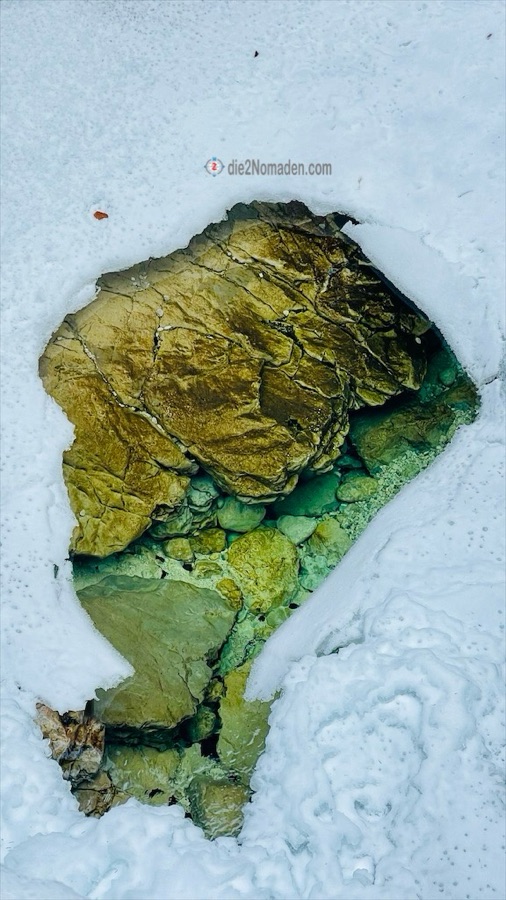 kleines Wasserloch im Eis des Vorderrinnbach