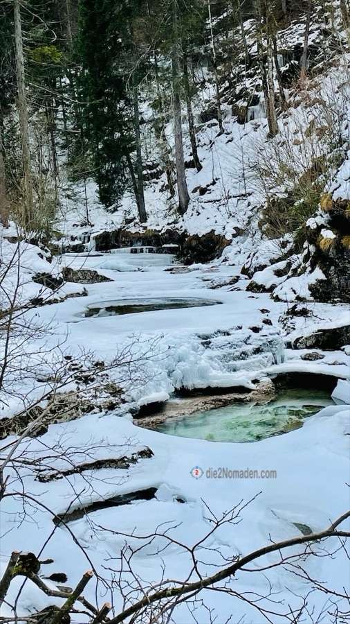zugefrorener Vorderrinnbach mit offenen Kavernen