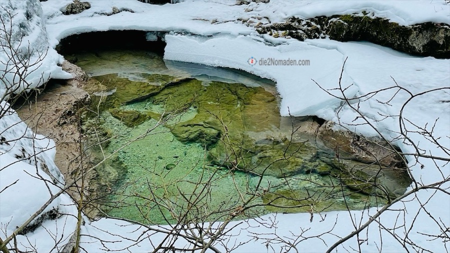 zugefrorener Vorderrinnbach mit offener Kaverne