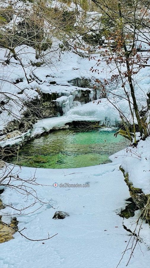 zugefrorener Vorderrinnbach mit offener Kaverne