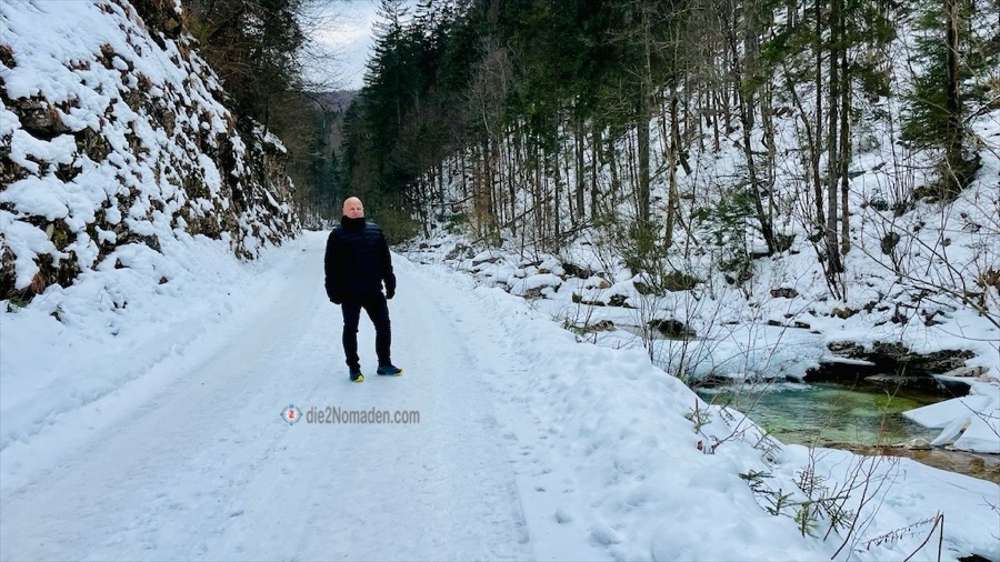winterliche Fahrbahn im Vorderrinnbachtal