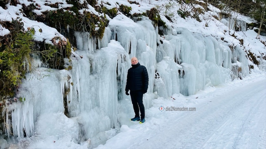 zugefrorener Wasserfall eines Zulaufes