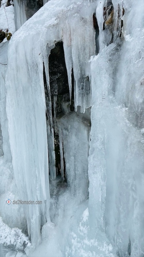zugefrorener Wasserfall eines Zulaufes